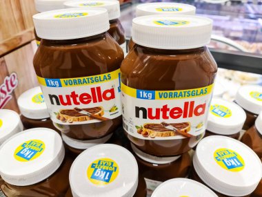 Bir süpermarkette serpilmiş çok büyük Nutella marka çikolata kavanozları.