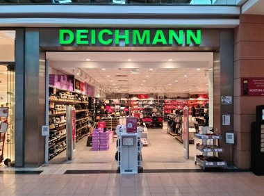 Alman firmasının Deichmann adlı ayakkabı dükkanının giriş bölümü.