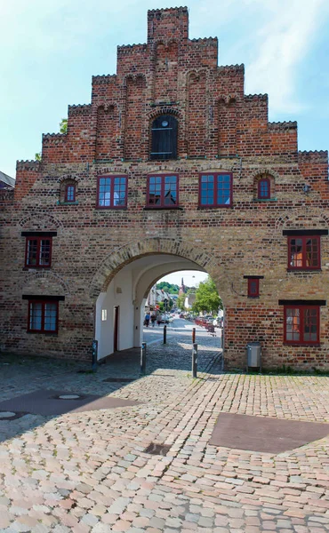 Vista Portão Holsten Medieval Flensburg Ensolarado — Fotografia de Stock