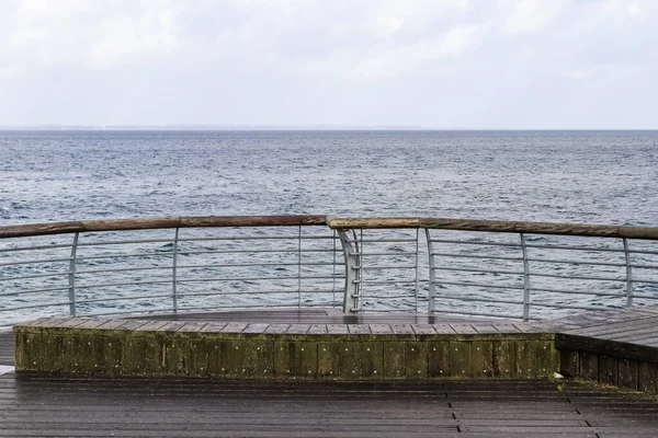 2022年1月30日 ドイツ ニエンドルフ ティムメンデルファー ストランドのニエンドルフの桟橋でバルト海の荒波を見る — ストック写真