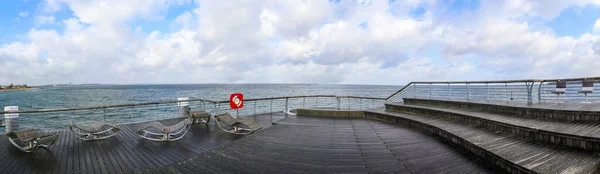 Niendorf Duitsland Januari 2022 Zicht Stormachtige Oostzee Bij Een Pier — Stockfoto