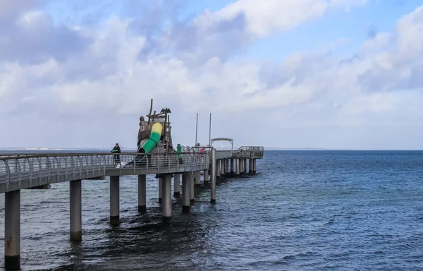 Niendorf Duitsland Januari 2022 Zicht Stormachtige Oostzee Bij Een Pier — Stockfoto