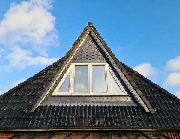 Siyah Çatı Kiremitleri Ile Velux Tarzı Çatı Penceresi — Stok fotoğraf