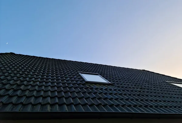 天窗型 黑色屋顶瓦 — 图库照片