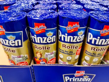 Kiel, Almanya - 15. Şubat 2022: DeBeukelaer marka çikolatalı kurabiyeler süpermarket rafında satılıktır.