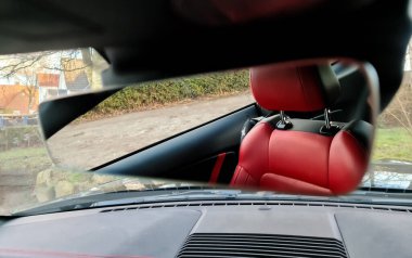 Kiel, Almanya, 21 Şubat 2022: Modern bir Ford Mustang spor arabasının iç havalandırma flaplarının görüntüsü