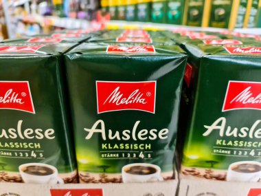 Kiel, Almanya - 24 Şubat 2022: Yumuşak bir zemin üzerinde Melitta markasının kahvesiyle çeşitli paketler