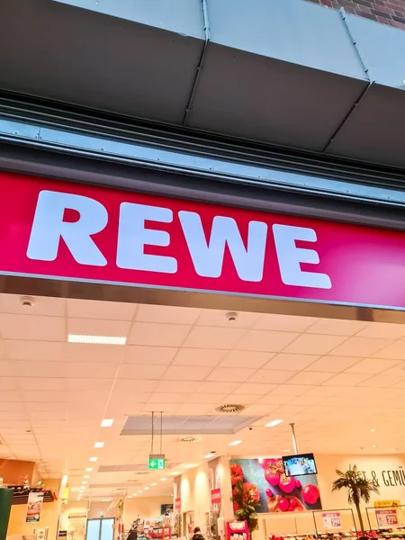 Kiel Niemcy Luty 2022 Logo Sieci Supermarketów Rewe Nad Obszarem — Zdjęcie stockowe