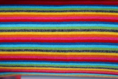 Kumaş pazarında bulunan kumaş ve kumaş örneklerine farklı renklerde yakından bakmak.