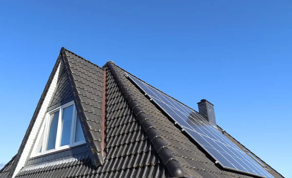 Ηλιακοί Συλλέκτες Που Παράγουν Καθαρή Ενέργεια Στέγη Κατοικίας — Φωτογραφία Αρχείου