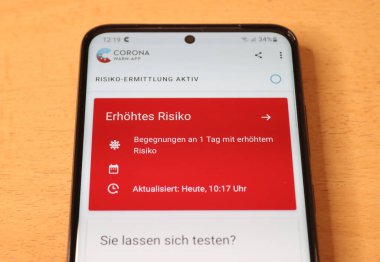Samsung akıllı telefonundaki Alman Corona uygulaması için kırmızı uyarı. Hastalıklı insanlarla tehlikeli bir karşılaşma.