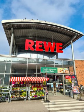 Güneşli havada Almanya 'da bir REWE süpermarketinin girişi