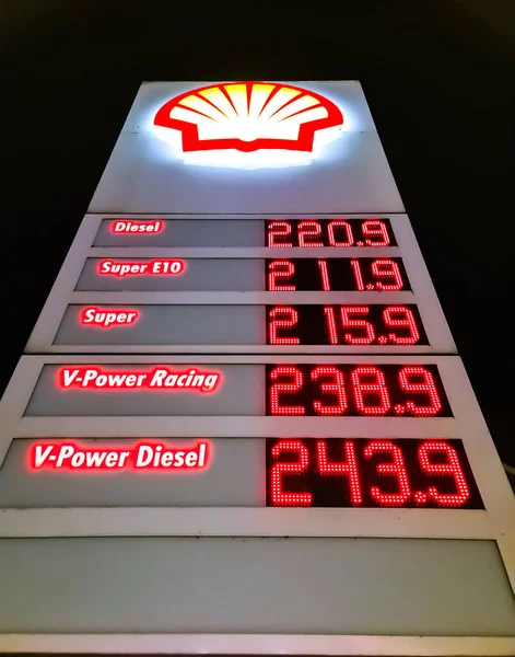 Foto Nocturna Explosión Los Precios Gasolina Una Gasolinera Shell Alemania — Foto de Stock