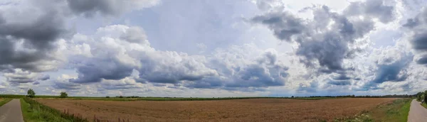 Panorama Ohromujících Mraků Obloze Nad Zemědělským Polem — Stock fotografie