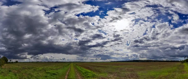 Lenyűgöző Felhők Panorámája Égen Egy Mezőgazdasági Terület Felett — Stock Fotó