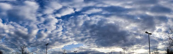 Panorama Oszałamiających Chmur Niebie Nad Polem Uprawnym — Zdjęcie stockowe