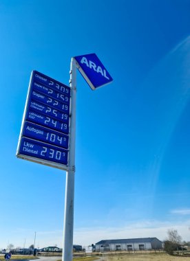 Almanya 'da ARAL' ın logosu ve akaryakıt fiyatları. Aral bir otomobil yakıtı ve benzin istasyonu markasıdır..