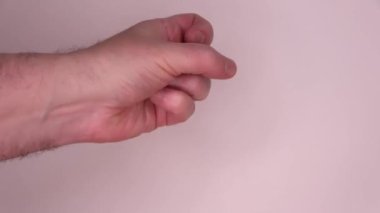 İzole edilmiş tek erkek eli, parmakları ve eliyle hareket ediyor.
