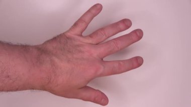 İzole edilmiş tek erkek eli, parmakları ve eliyle hareket ediyor.