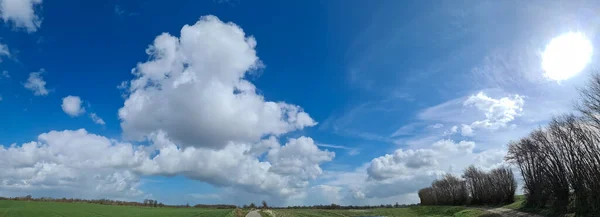 Panorama Unui Peisaj Țară Din Nordul Europei Câmpuri Iarbă Verde — Fotografie, imagine de stoc