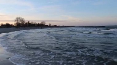 Kuzey Almanya 'daki Baltık Denizi' ndeki bir rıhtımda su dalgaları sıçrıyor.