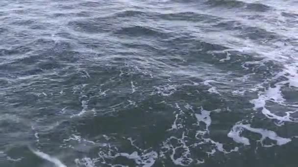 德国北部波罗的海的一个码头上喷出的水波 — 图库视频影像