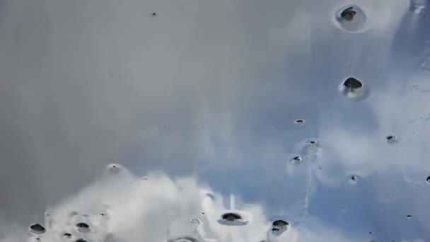 Regentropfen Die Großaufnahme Ein Fenster Hinunterlaufen — Stockvideo