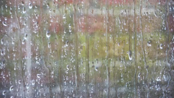 在近景下从窗户上滑落的雨滴 — 图库视频影像