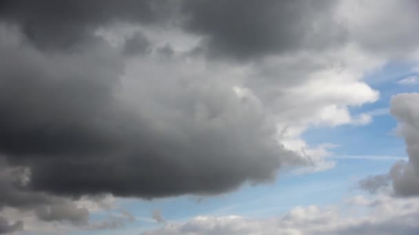 雷雨の直前に空に形成される暗い雲の時間の経過 — ストック動画