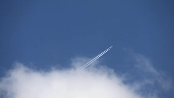 Avionul Reacție Care Zboară Din Nori Cer Lasă Urme — Videoclip de stoc