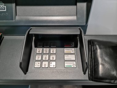 Kiel, Almanya - 16. Nisan 2022: VR Bank 'ın Alman ATM' si - pin girişinin görüntüsü 