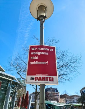 Neumuenster, Almanya - 16. Nisan 2022: Alman partisinin eyalet seçimlerinden önce sokak lambasındaki Die Partei adlı bir seçim posteri