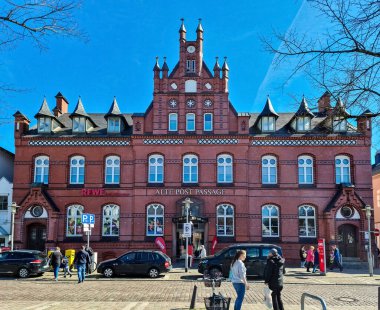 Neumuenster, Almanya - 16. Nisan 2022: Neumuenster, Almanya 'da Rewe süpermarketi olan eski postanenin tarihi binası