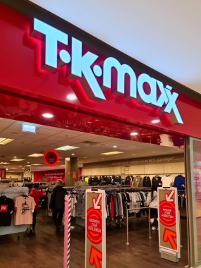 Neumuenster, Almanya - 16. Nisan 2022: Bir Alman şehir merkezinde bir TK Max mağazasının giriş alanı