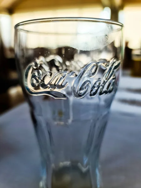 Kiel Germany April 2022 Empty Glass Big Coca Cola Logo — Stock Photo, Image