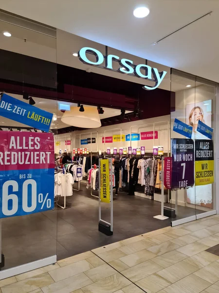 Neumuenster, Almanya - 16. Nisan 2022: Alman şehir merkezindeki bir Orsay mağazasının giriş alanı