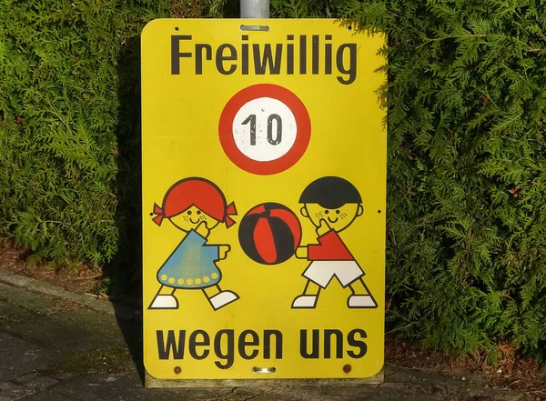 Neumuenster Niemcy Kwiecień 2022 Samobarwny Znak Drogowy Dla Ograniczenia Prędkości — Zdjęcie stockowe