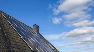Güneş panelleri bir konutun çatısında temiz enerji üretiyor.