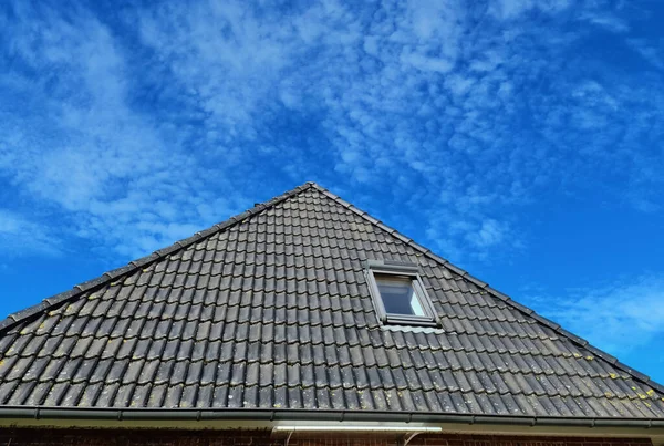 Offenes Dachfenster Velux Stil Mit Schwarzen Dachziegeln — Stockfoto