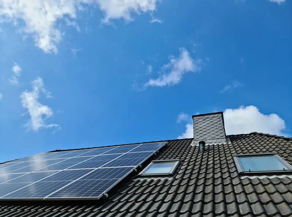 住宅の屋根にクリーンエネルギーを生み出す太陽光パネル — ストック写真