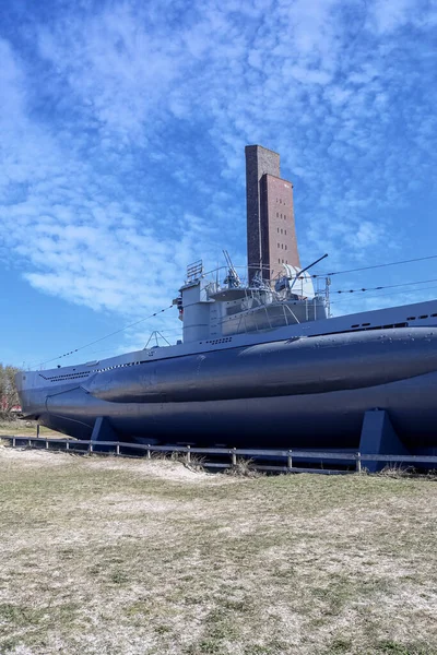 Laboe, Almanya - 17. Nisan 2022: Güneşli bir günde Almanya 'nın Laboe sahilindeki U-995 denizaltısının güzel manzarası