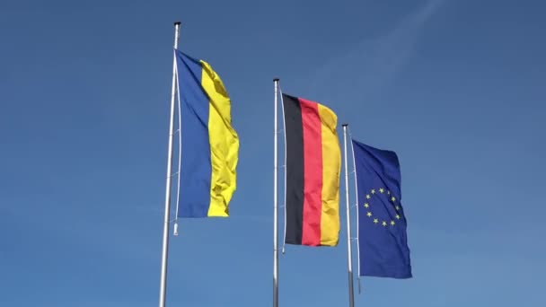 Bandiere Ucraina Germania Unione Europea Sventolano Fianco Fianco Contro Cielo — Video Stock