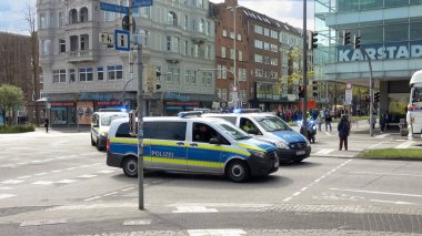 Kiel, Almanya - 23. Nisan 2022: Kiel şehir merkezinde göstericiler önünde çok sayıda polis aracıyla bir gösteri