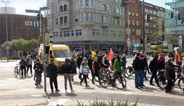 Kiel, Almanya - 23. Nisan 2022: Kiel şehir merkezinde göstericiler önünde çok sayıda polis aracıyla bir gösteri