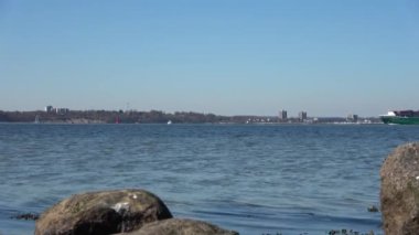 Büyük bir konteyner gemisi Kiel limanına doğru Laboe sahilinden geçiyor.