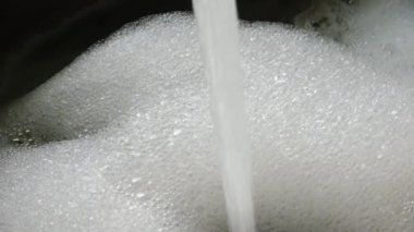 Lavabodaki sudan köpük ve sabun köpükleri..