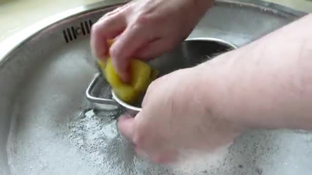 Mãos Lavando Pratos Pia Metal Com Bolhas Sabão — Vídeo de Stock