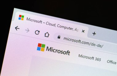 Hamburg, Almanya - 27. Nisan 2022: Microsoft şirketinin internet tarayıcısında LCD ekranındaki aşırı yakın plan görüntüsü