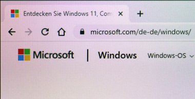 Hamburg, Almanya - 27. Nisan 2022: Microsoft şirketinin internet tarayıcısında LCD ekranındaki aşırı yakın plan görüntüsü