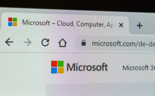 Hamburg, Almanya - 27. Nisan 2022: Microsoft şirketinin internet tarayıcısında LCD ekranındaki aşırı yakın plan görüntüsü
